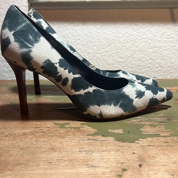 LAUREN RALPH LAUREN
Sarina Navy Suede Tie Dye Court Shoe. Size 6.5 B - Picture 2 of 5